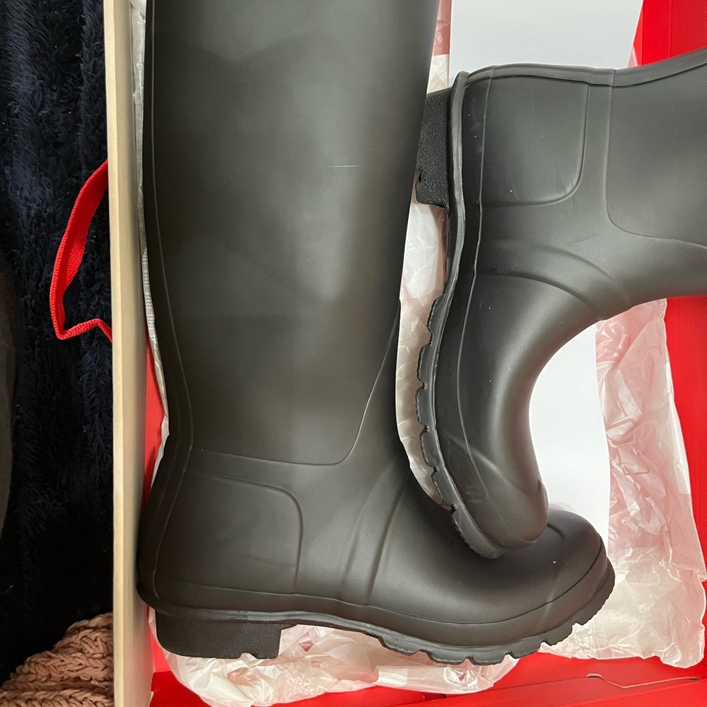 Size 10 Hunter boots. Knee high. Nothing wrong just can’t fit over my calf